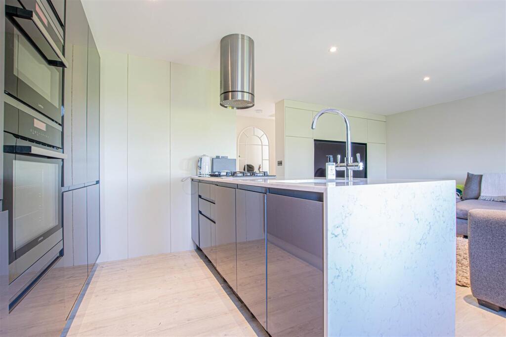 Apartment in Broxbourne, Hertfordshire - View 4