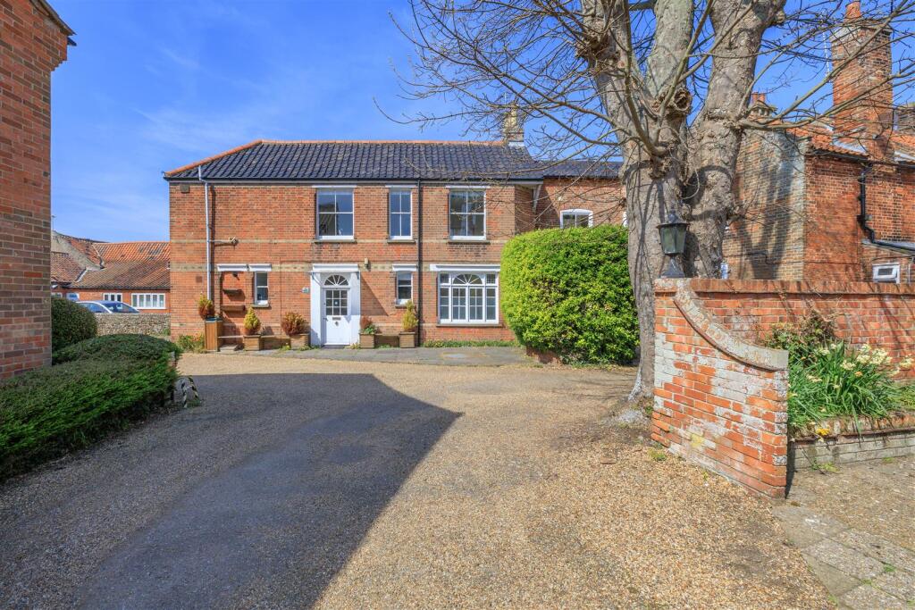 1-bed apartment on High Street, Southwold, £325,000
