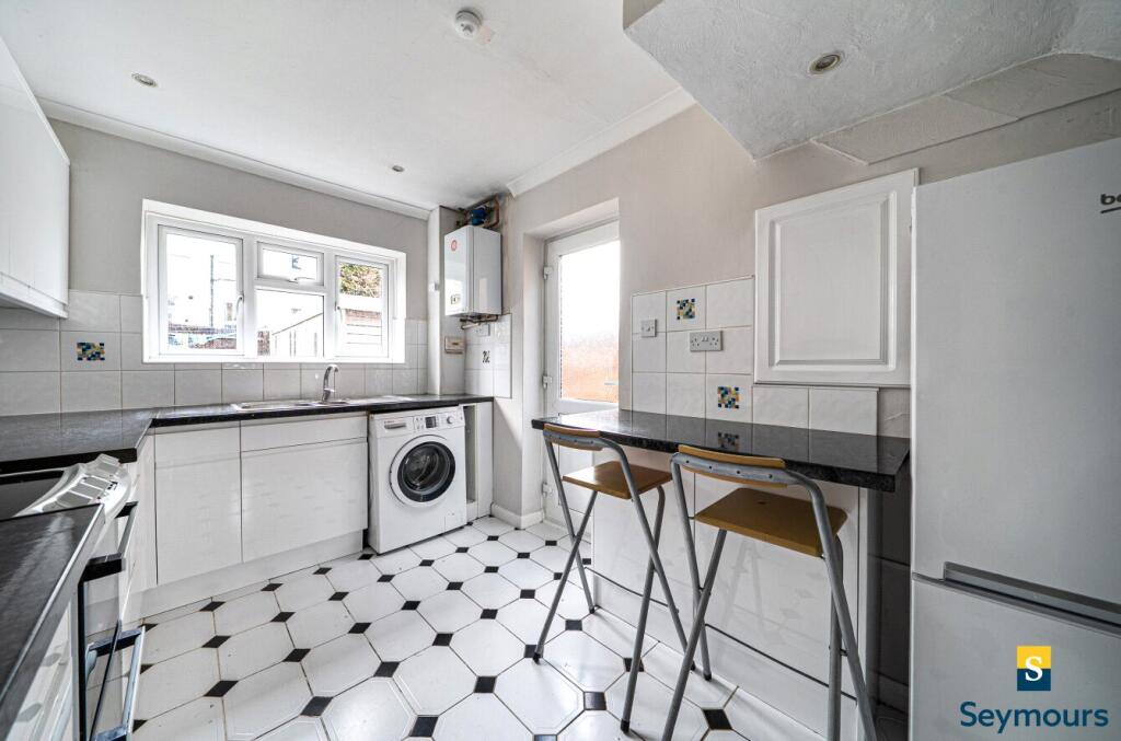 Waltham Avenue, Guildford, Surrey, GU2 photo 4