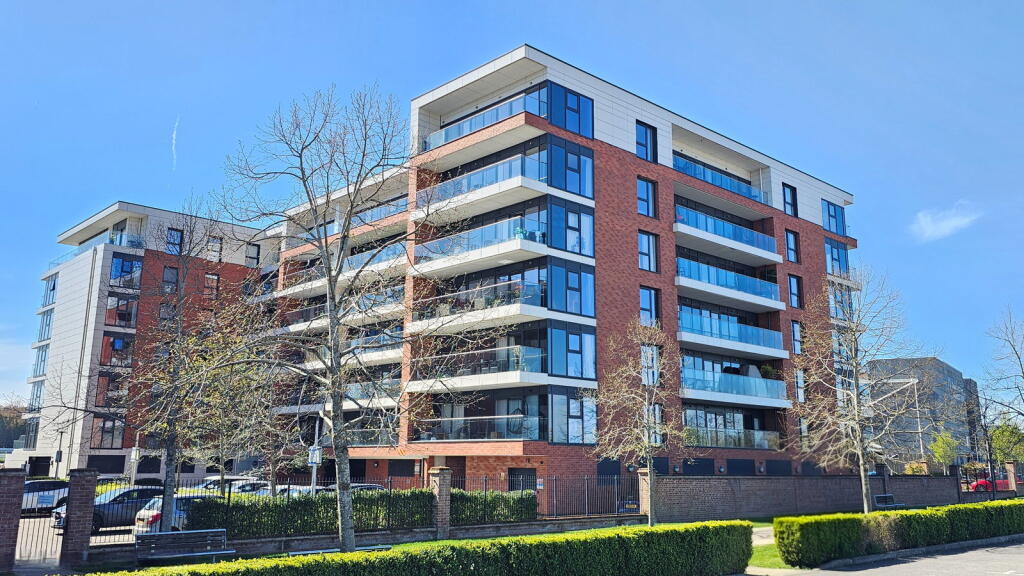 2-bed flat on Southmead House, Kingman Way, Newbury RG14 7FY, £300,000