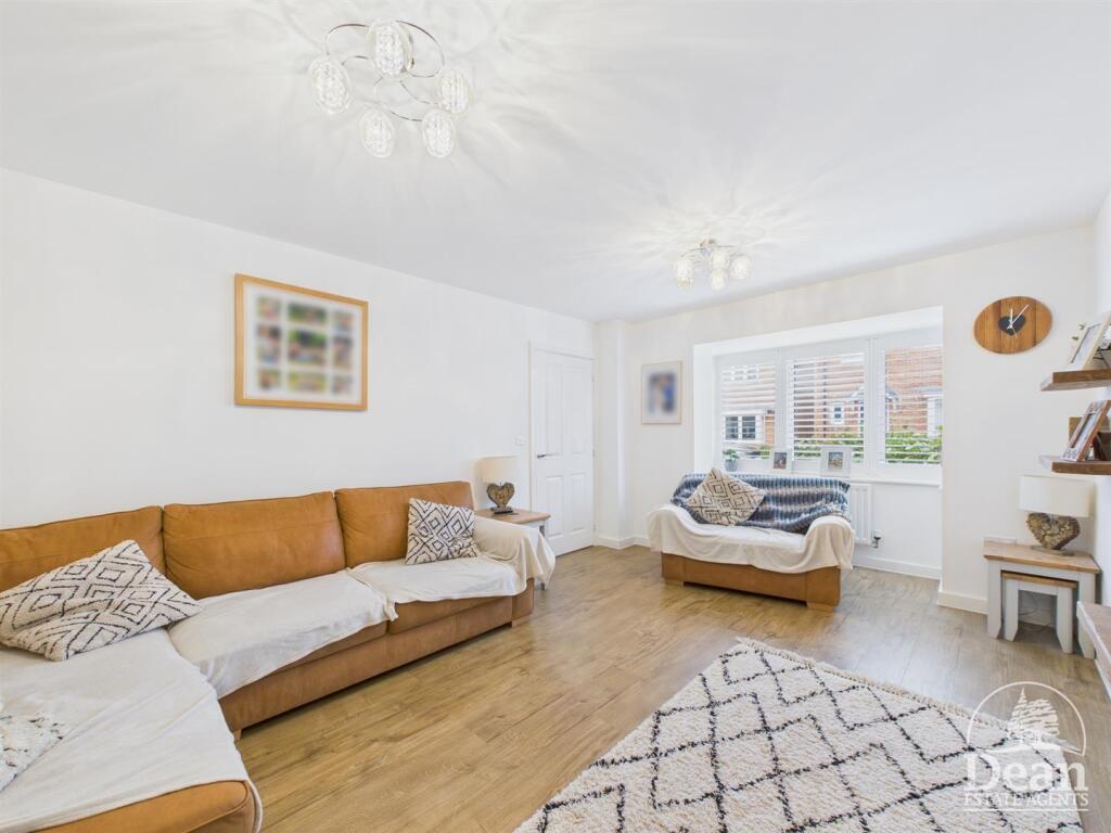 Snowdrop Crescent, Lydney photo 2