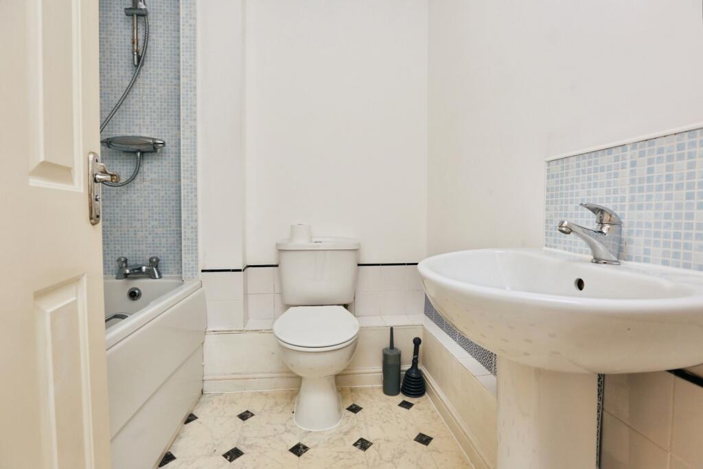 Apartment in Southampton - View 4