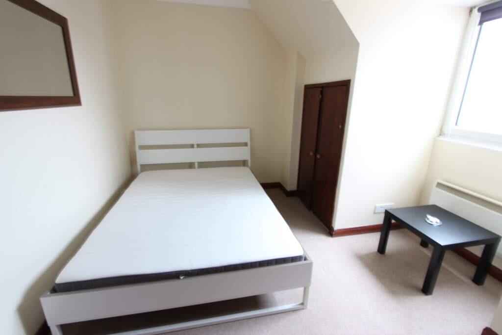 Main image of property: high Road, London, n20