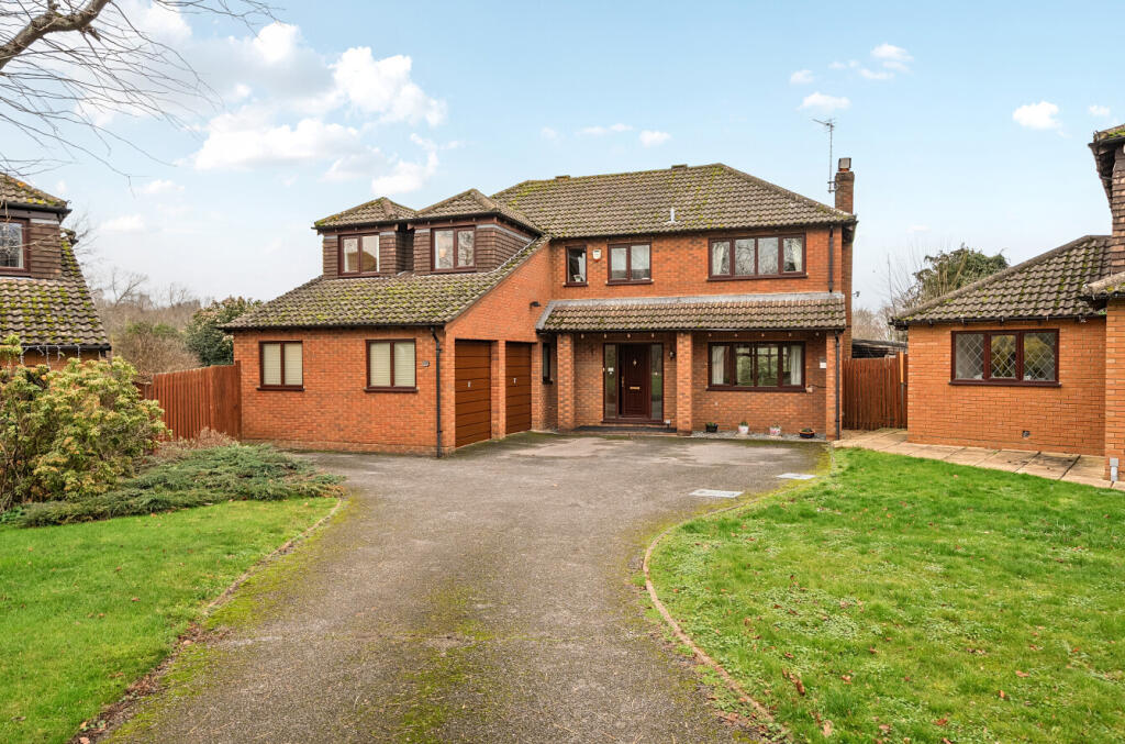 5-bed detached on Garden Close, Hook, Hampshire, RG27, £795,000