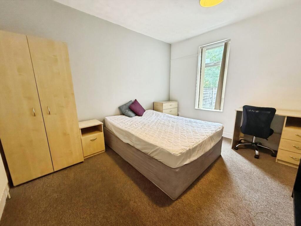 6 bedroom semi-detached house for rent
