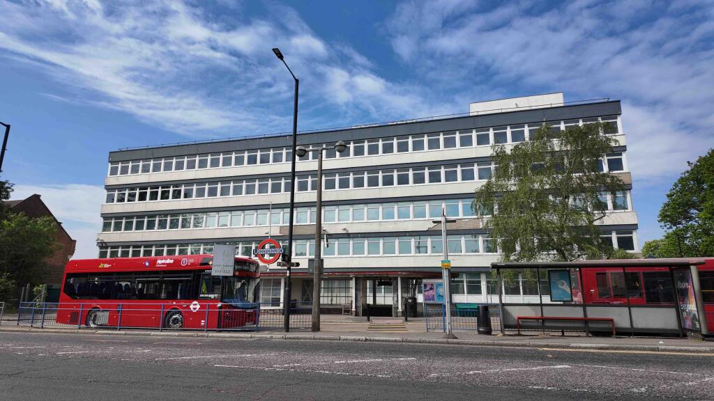 Main image of property: Metropoint, 1a Chalk Lane, Enfield, EN4 9JQ