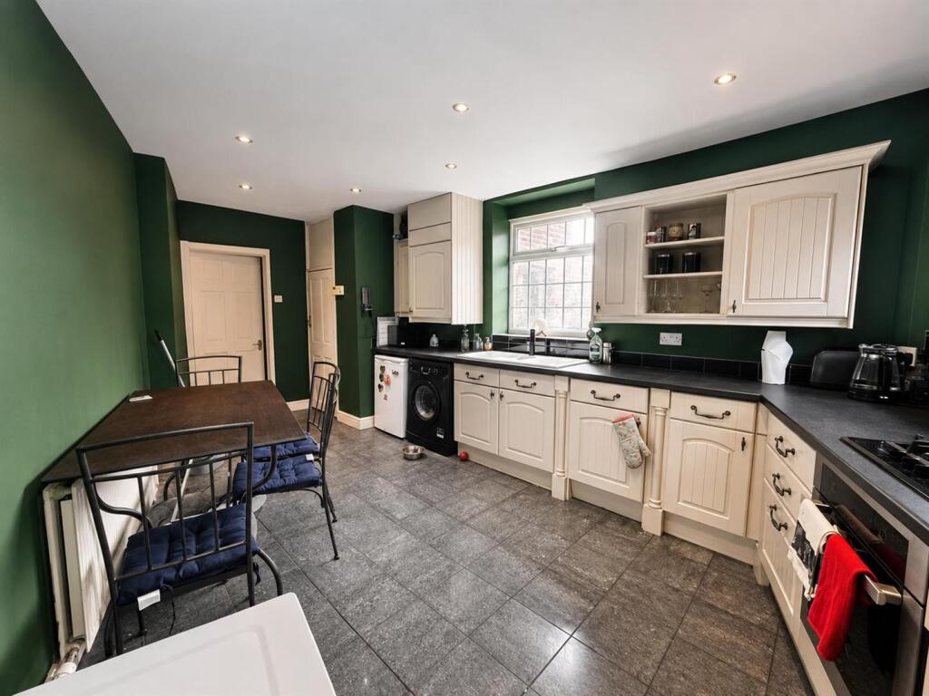 House in Halifax - View 5