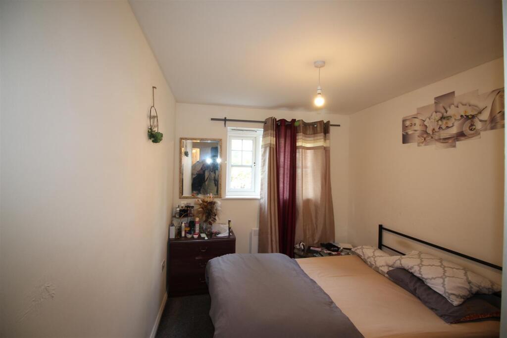 4 Larch Gardens, Manchester photo 5