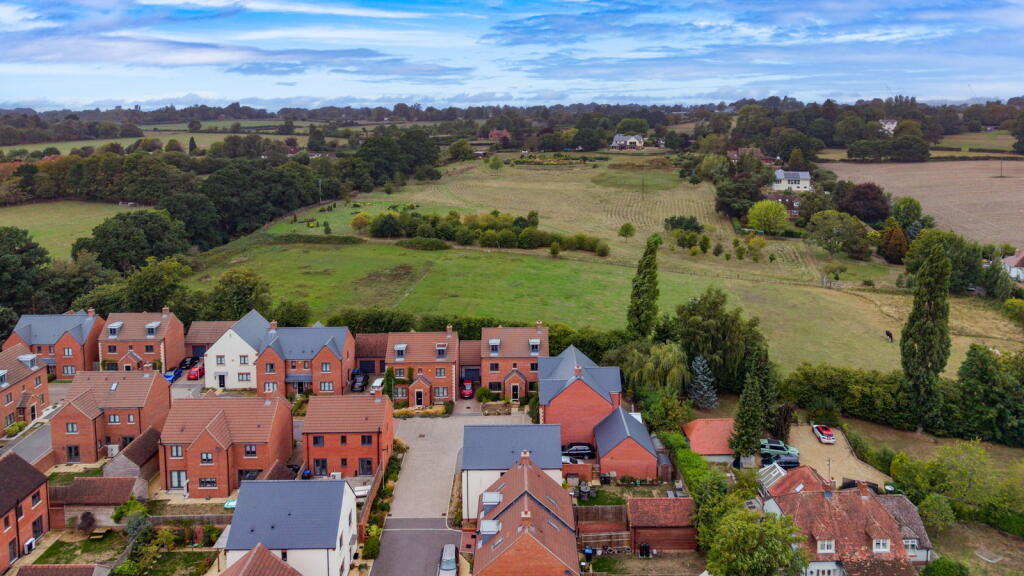 House in Easterton - View 3