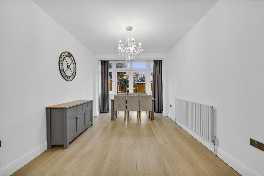 House in London, Rush Green - View 3