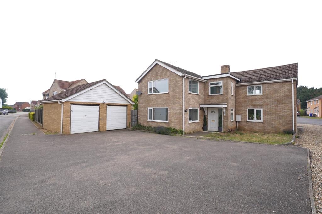 3-bed detached on Falcon Way, Beck Row, Bury St. Edmunds, Suffolk, IP28, £299,950