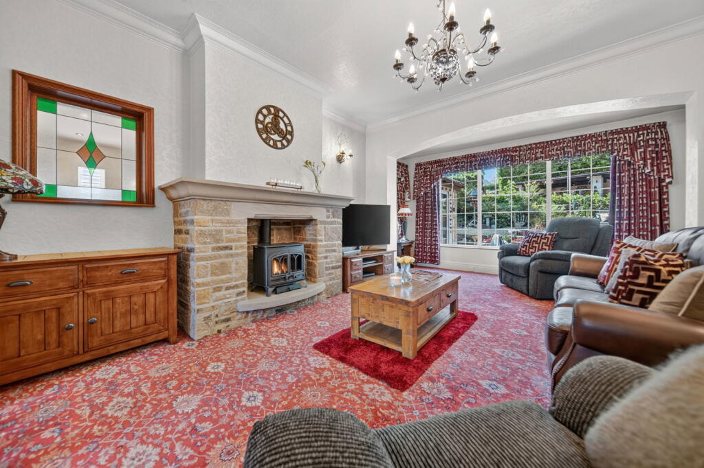 House in Kirklees, Cleckheaton - More