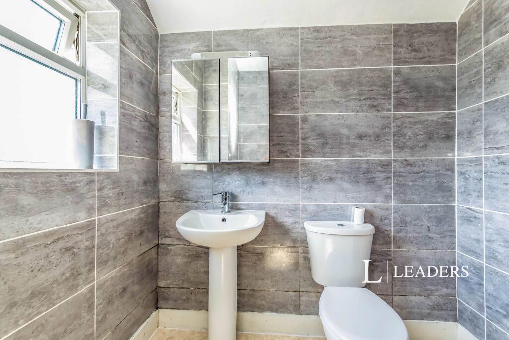 Apartment in Bromley - View 3