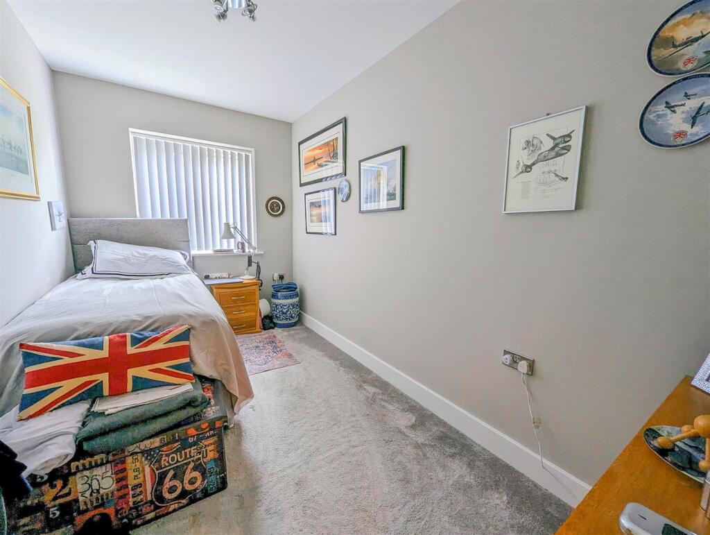 Apartment in Rochford, Hullbridge - More