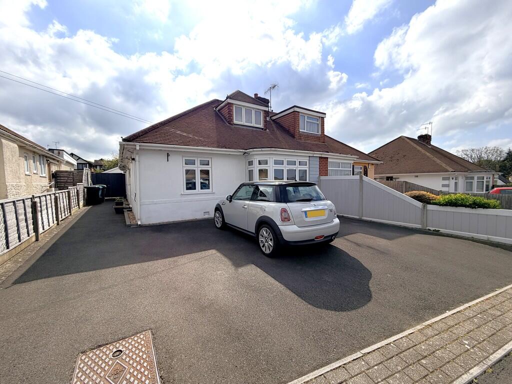 4-bed semi-detached on Enfield Avenue, £400,000