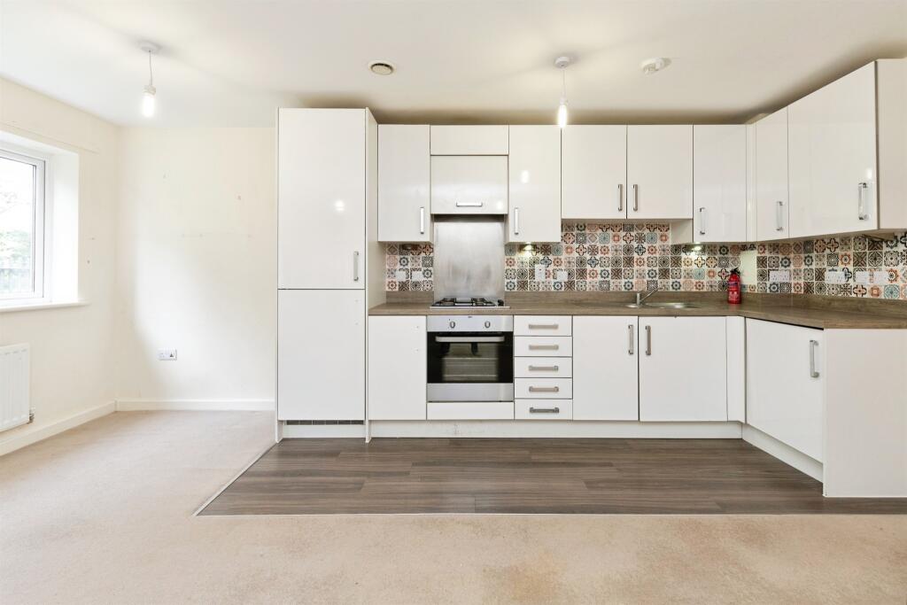 Apartment in Welwyn Hatfield, Hertfordshire - View 3