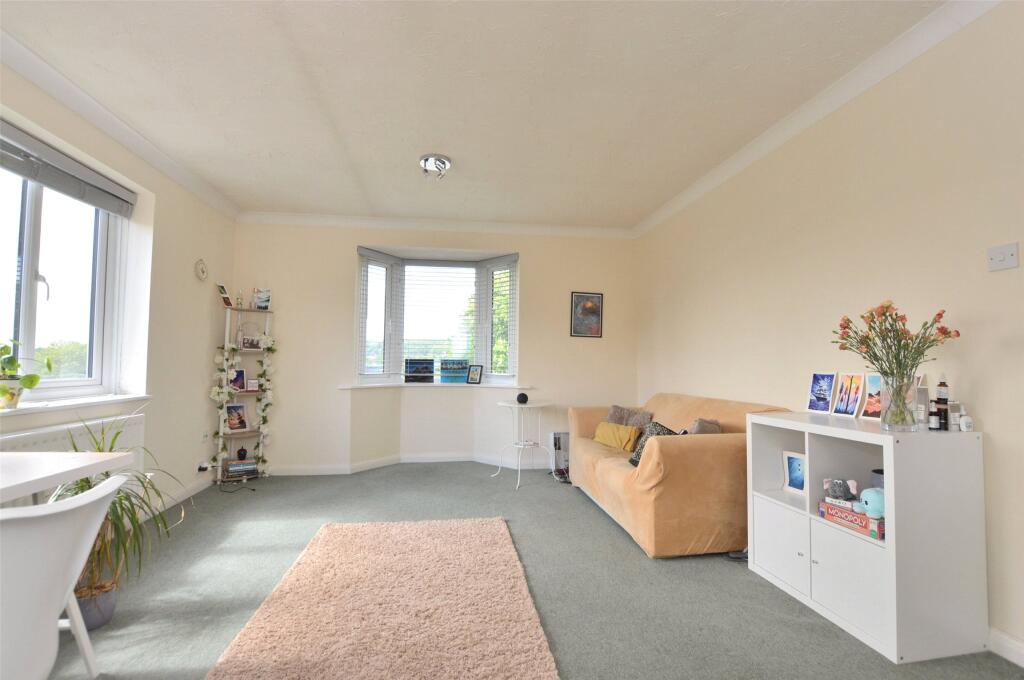Apartment in Reigate and Banstead, Surrey - More