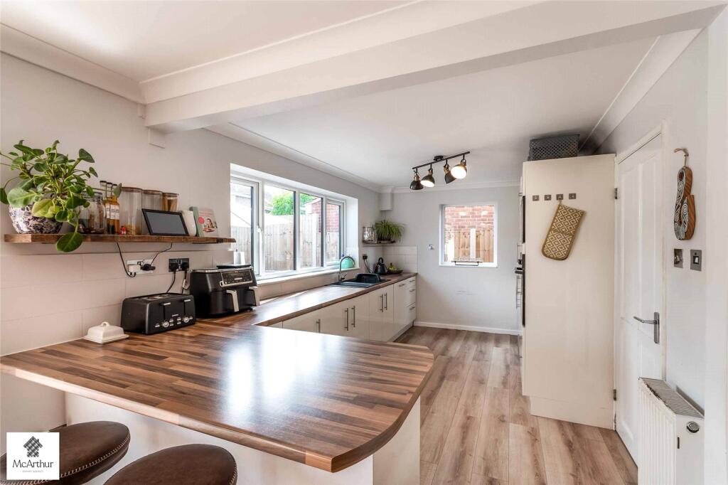 House in Doncaster, Rossington - More