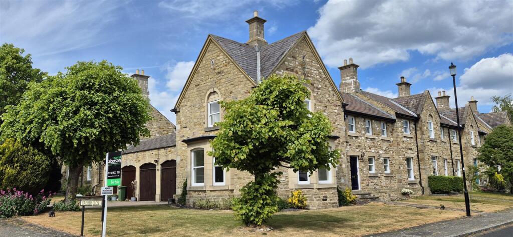 4-bed detached on Lyons Road, Richmond, £450,000
