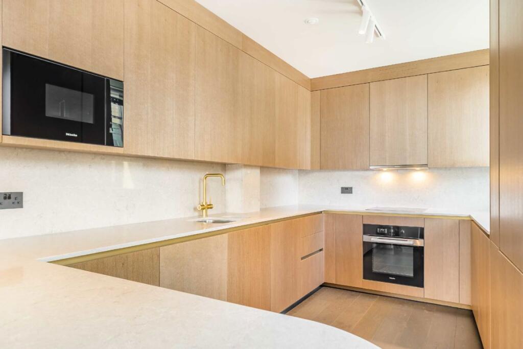 Apartment in London, Soho - View 3