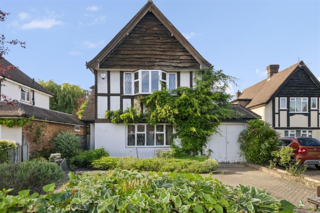 3-bed detached on Tudor Way, Uxbridge, £900,000