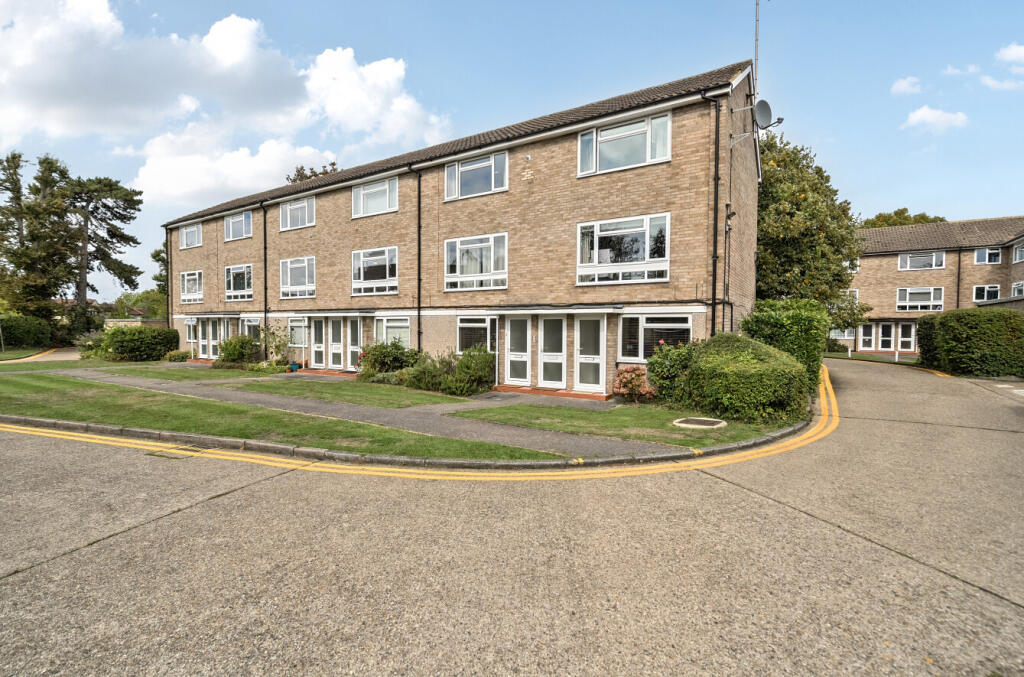 2-bed flat on Osborne Court, Osborne Road, Windsor, £350,000