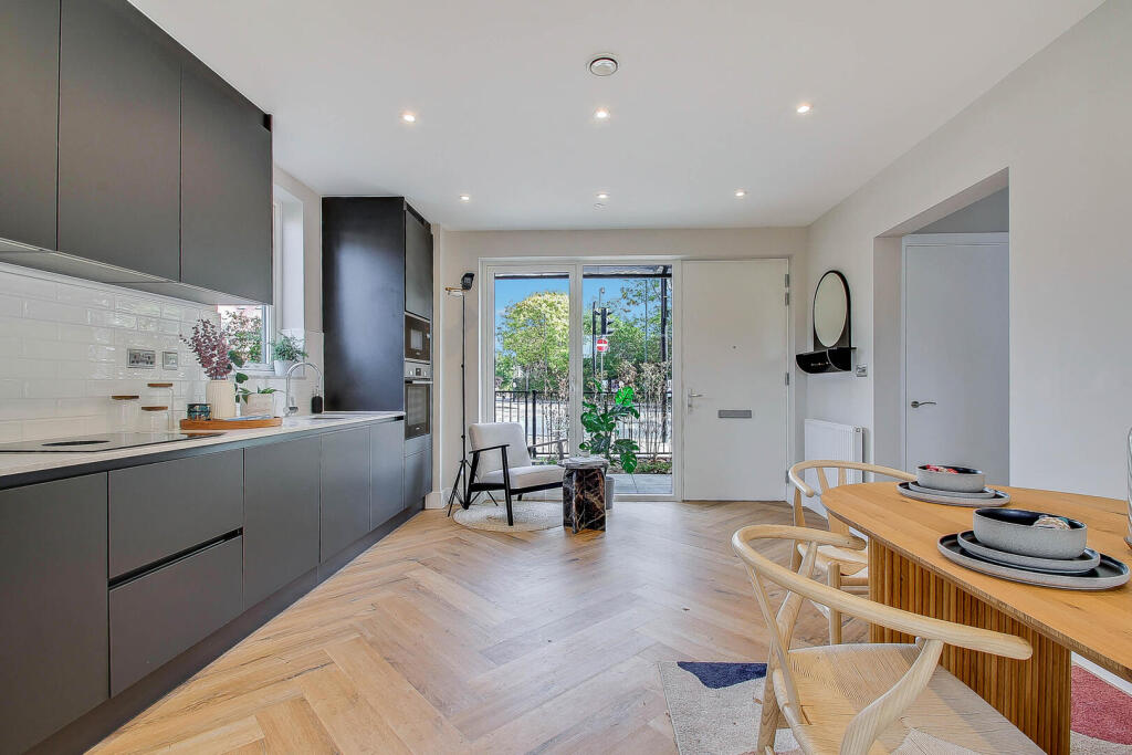 House in London, Fallow Corner - View 4