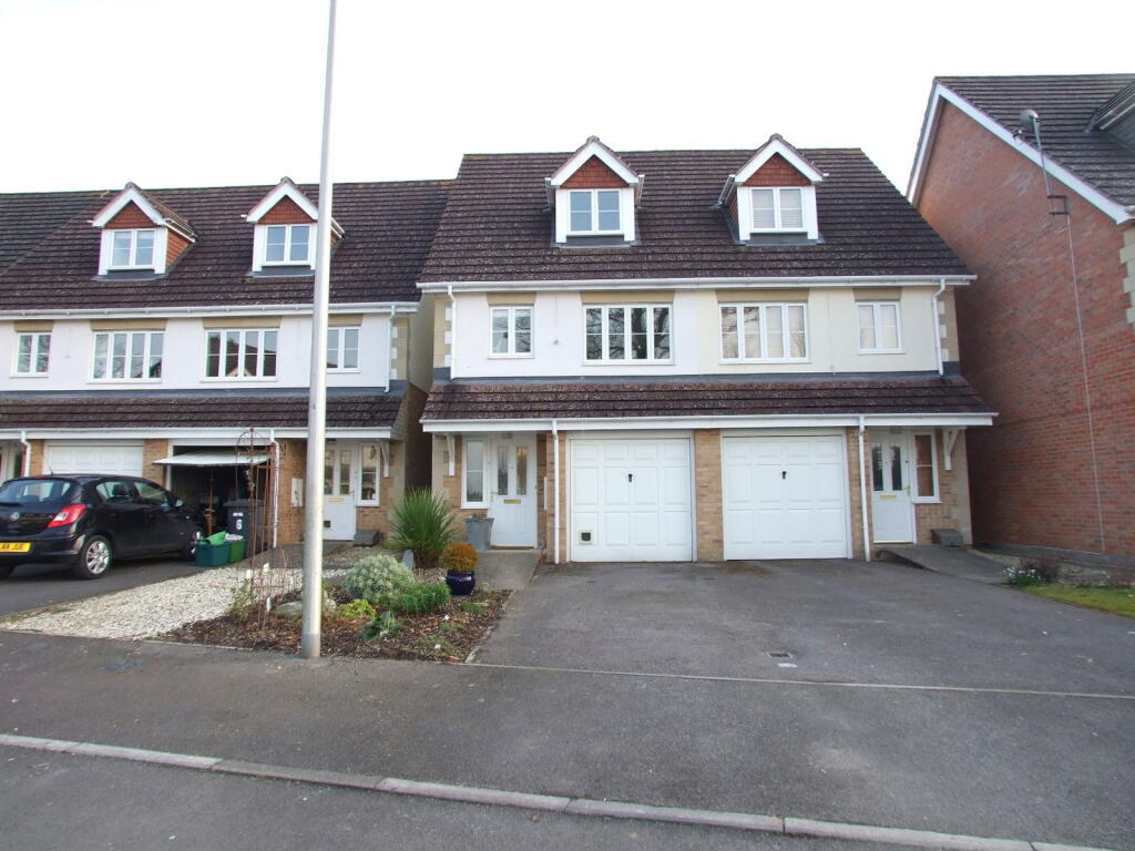 Main image of property: Oak Ridge Close, Newbury, RG14 6HX