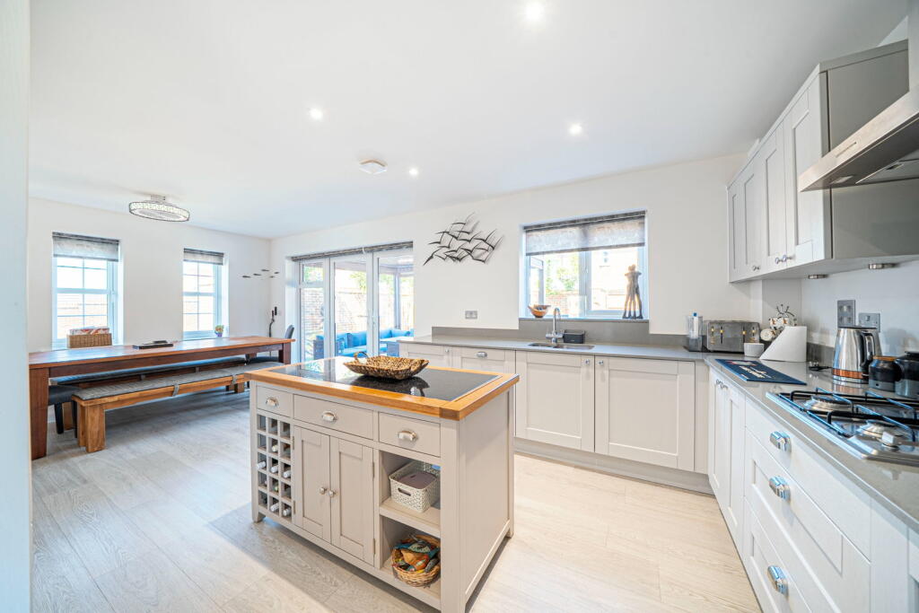 House in Basingstoke and Deane, Overton - View 4