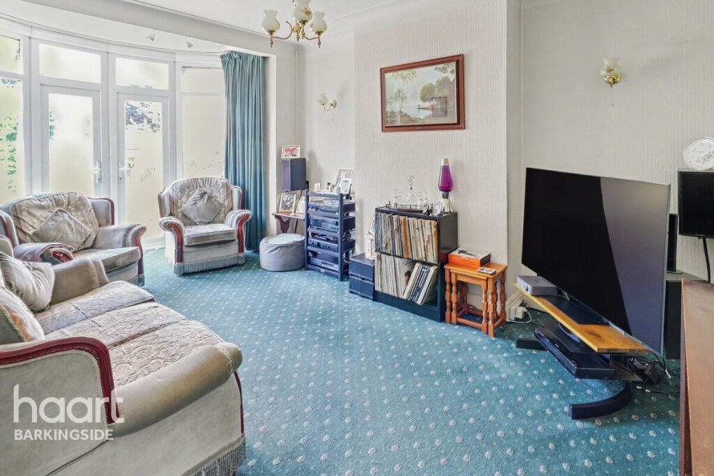 Chalgrove Crescent, Clayhall photo 3