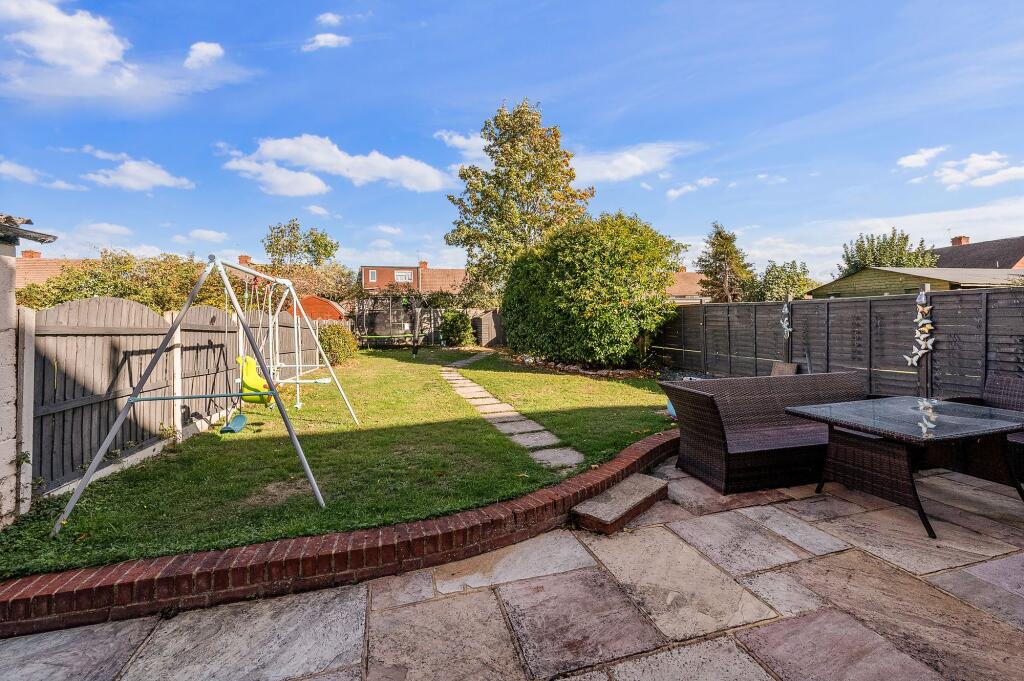 Scott Close, Epsom, KT19 photo 4