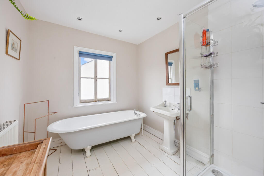 Sussex Road, Worthing, BN11 - More