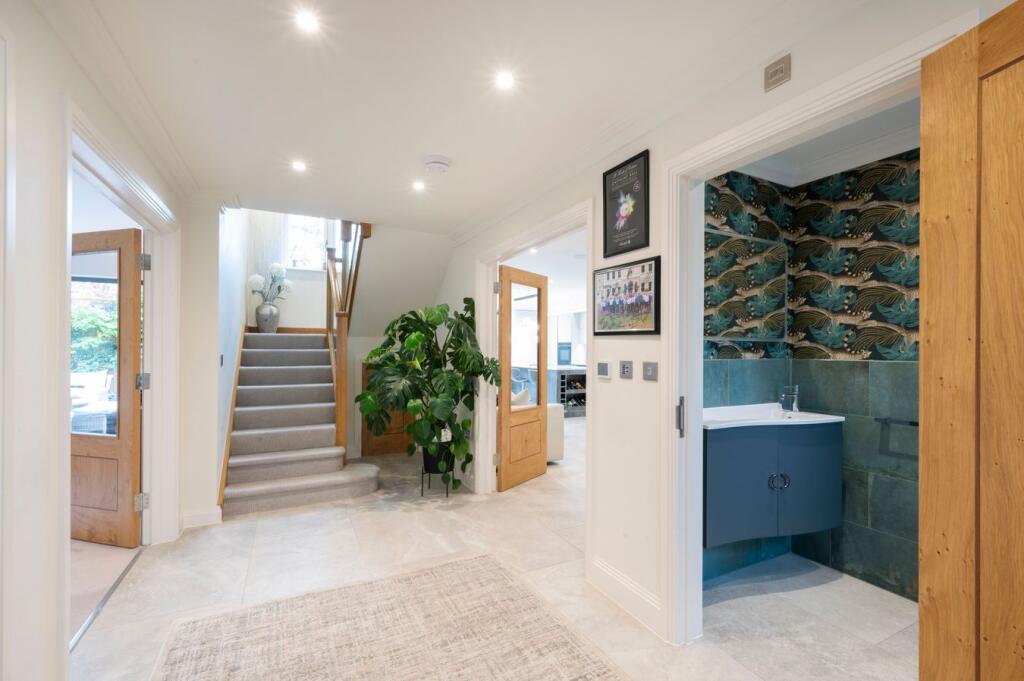  Rydens Avenue, Walton-On-Thames, KT12 photo 4