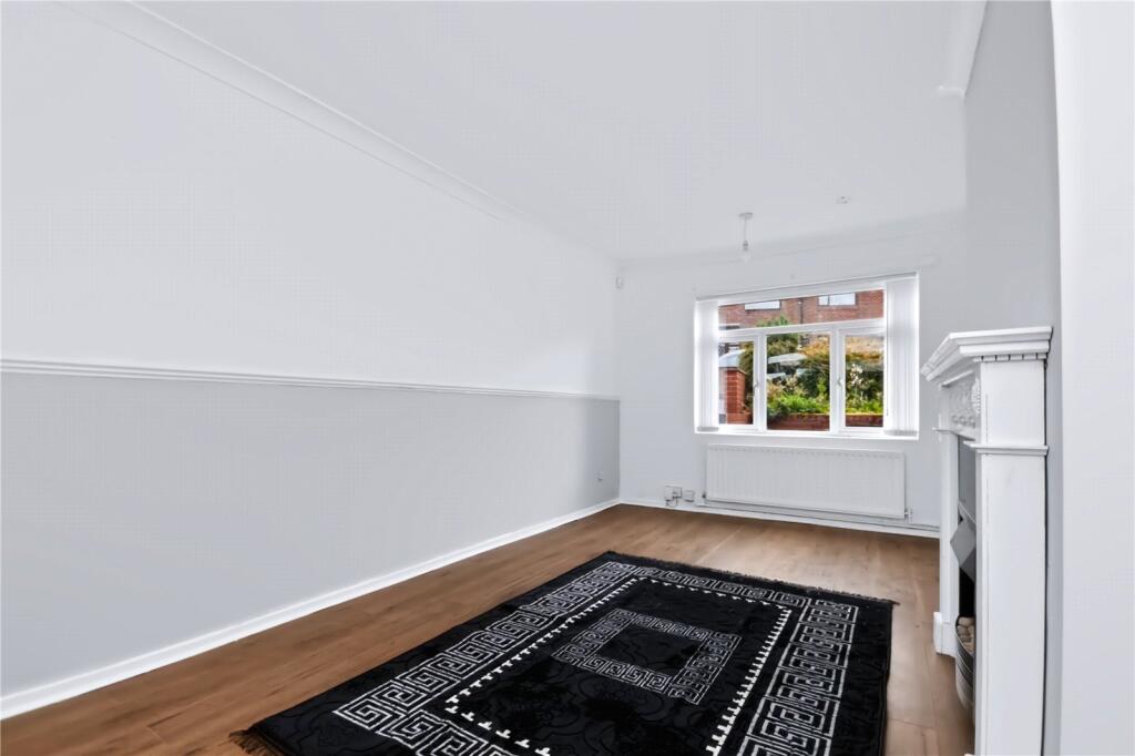 House in Oldham, Shaw and Crompton - More