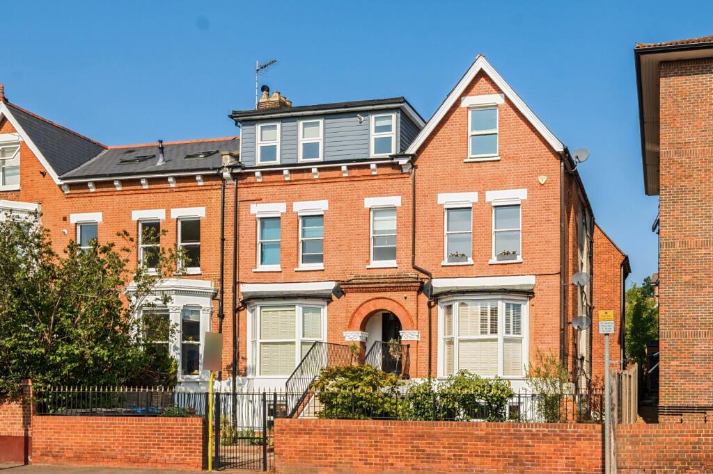 Apartment in London, Raynes Park