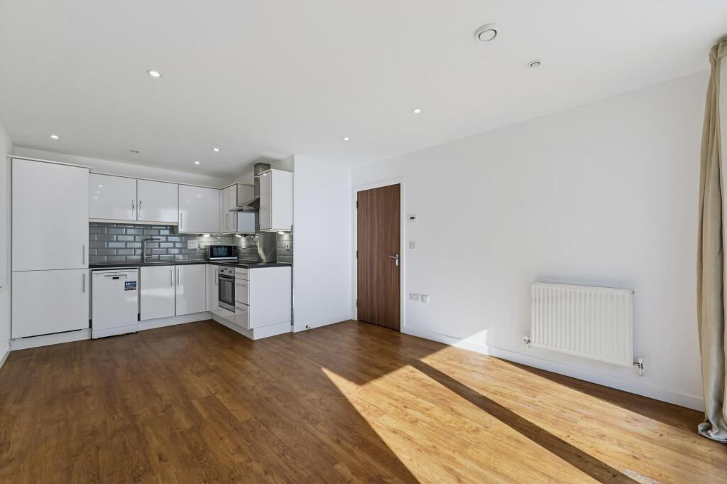 Apartment in Brentford, London Borough of Hounslow - View 4