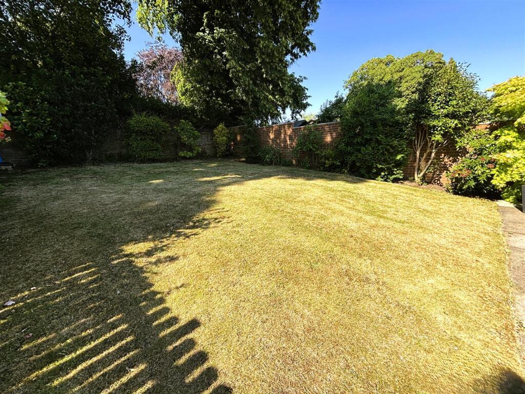 Springfield Grove, Hove Edge, Brighouse HD6 photo 3