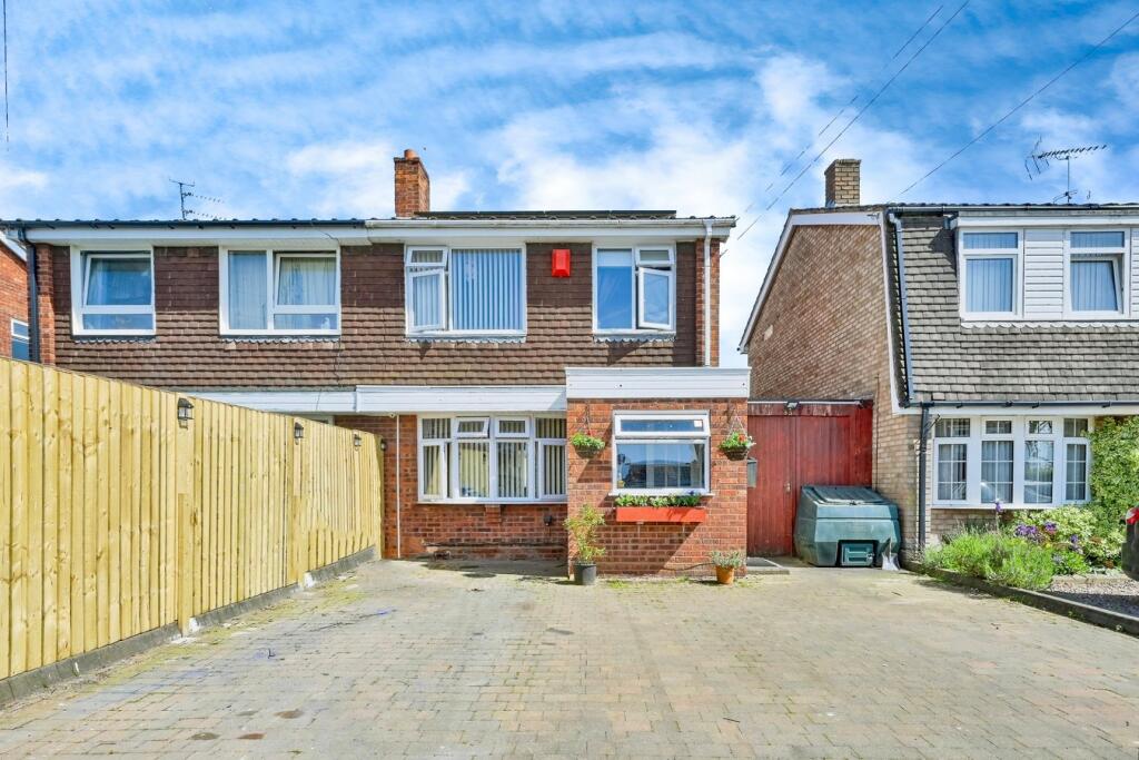 3-bed semi-detached on Meadow Glade, Hixon, Stafford, ST18, £220,000