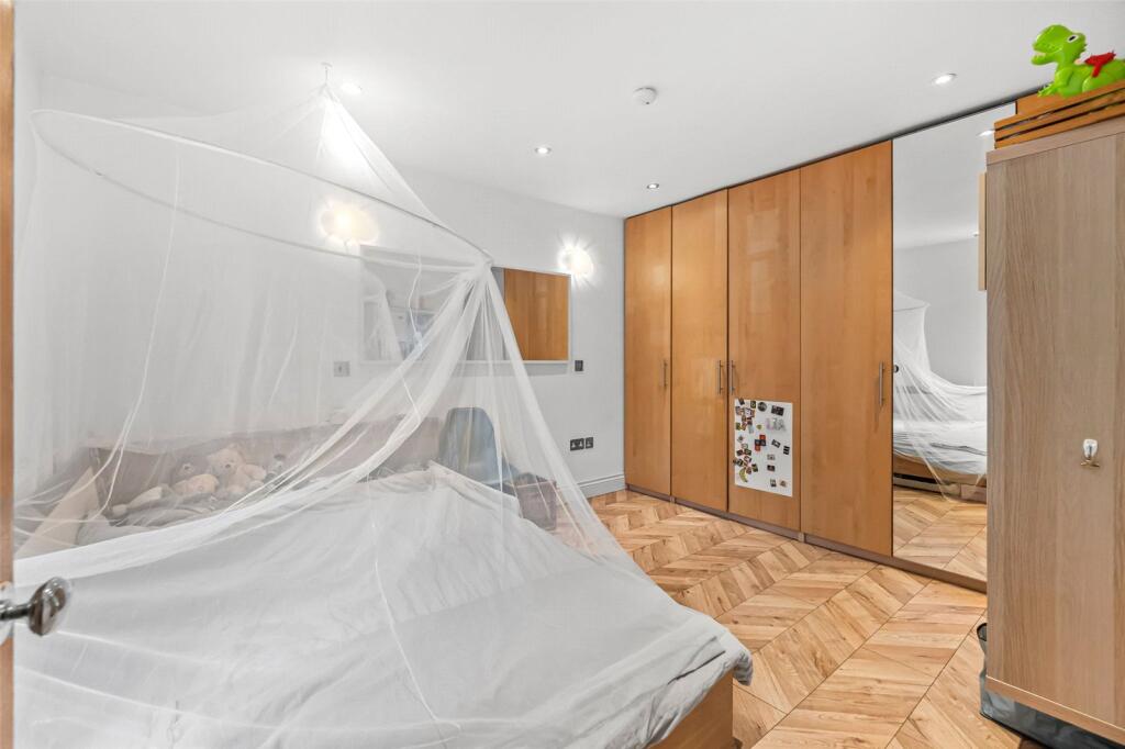 House in Twickenham - More