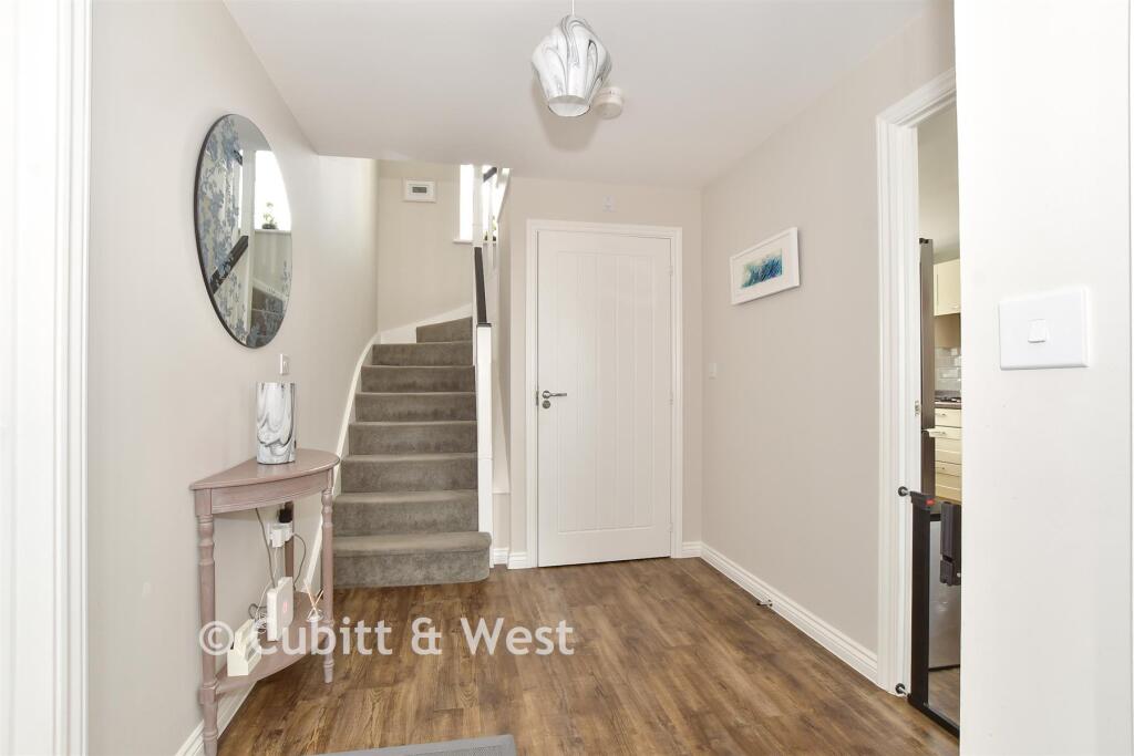 House in Horsham, Colgate - More