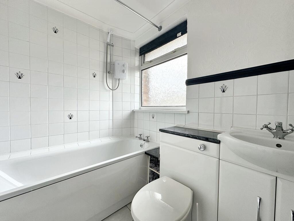 Manor Road, Holbury, SO45 photo 3