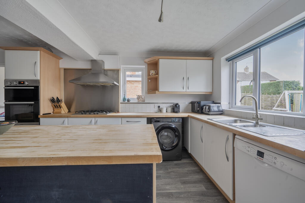 Bradene Close, Royal Wootton Bassett, SN4 photo 3