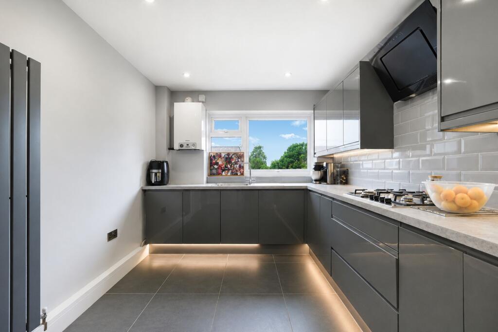 Apartment in Sutton - View 5