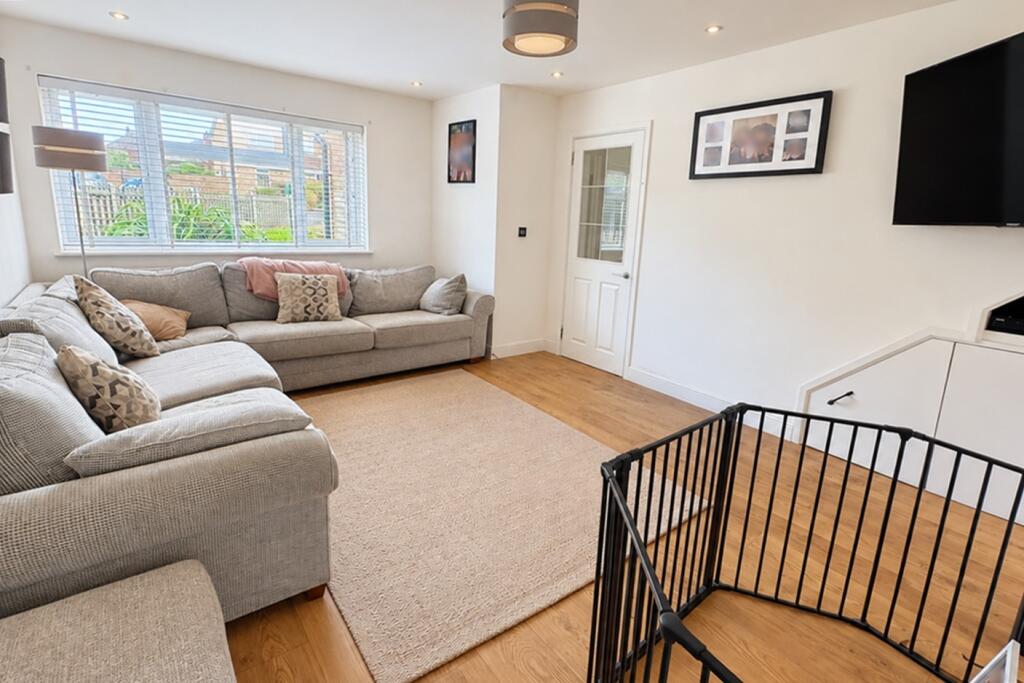 House in Ampthill, Central Bedfordshire - More