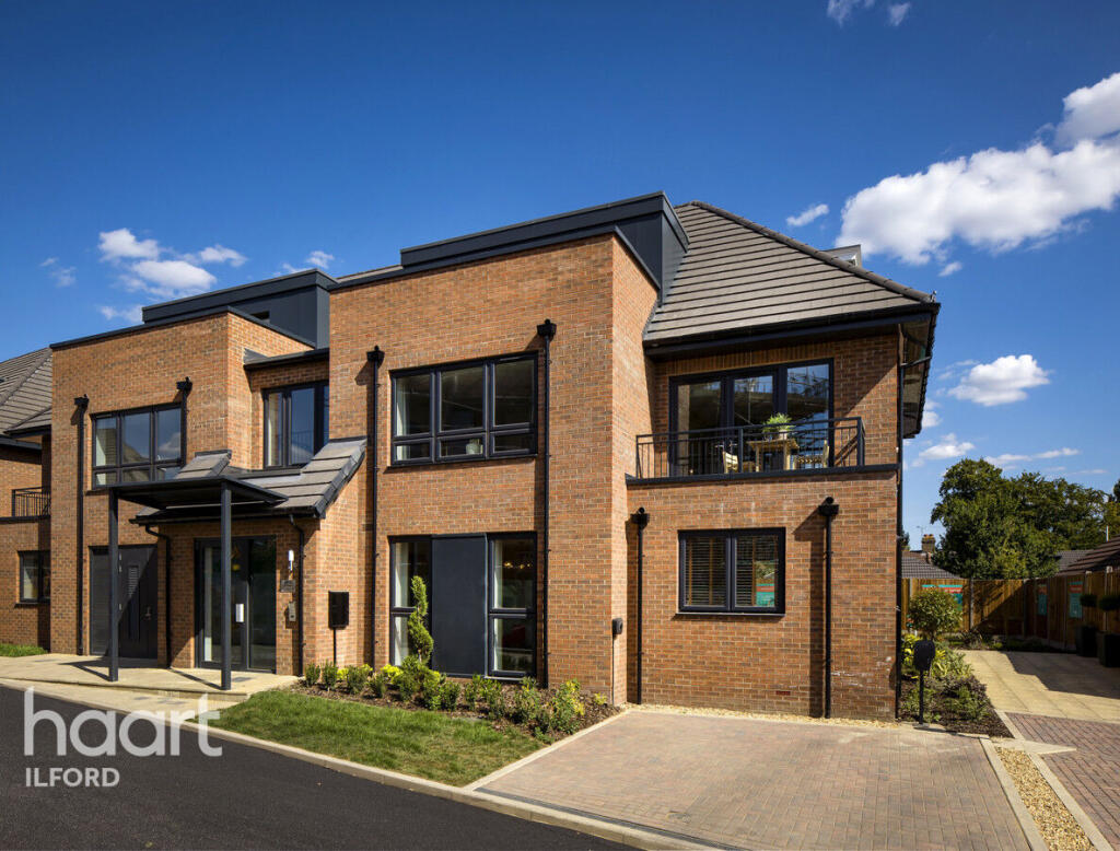 2-bed flat on Wessex Close, London, £415,000
