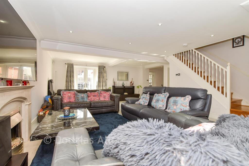 House in Southend-on-Sea - More