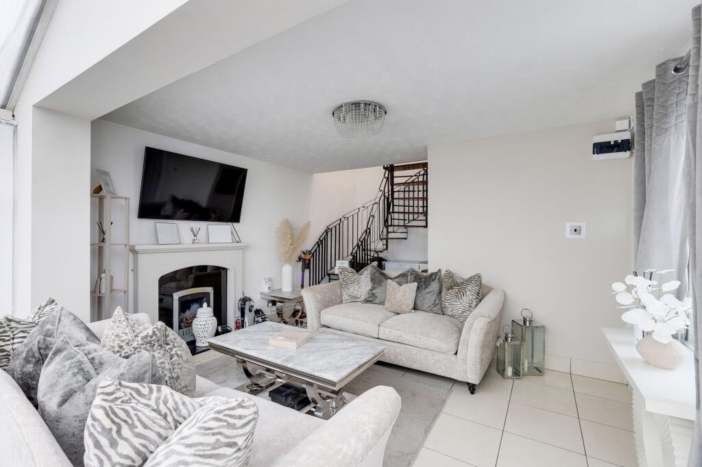 House in Nottingham, Crabtree Farm Estate, Hempshill Vale - View 5