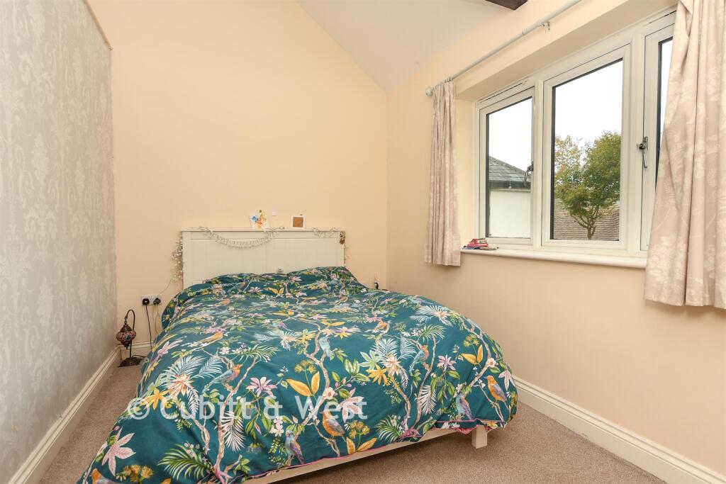 Apartment in Redhill, Earlswood - More