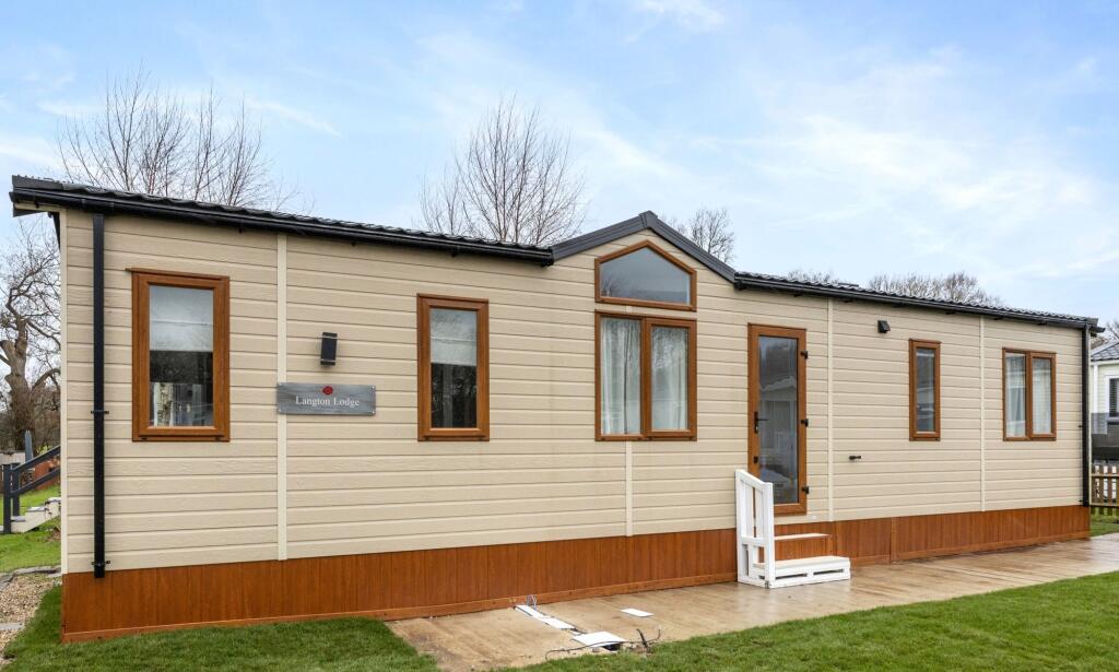 2-bed caravan on Langton Lodge, Downsview Park, Bramlands Lane, Woodmancote, BN5 9TG, £160,000