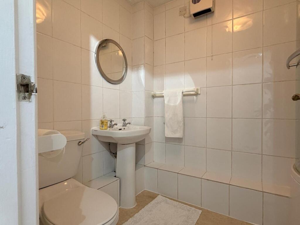 Apartment in Reigate and Banstead, Surrey - View 5